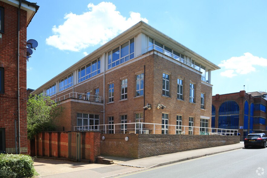 25 Clarendon Rd, Redhill à louer - Photo du bâtiment - Image 2 de 2