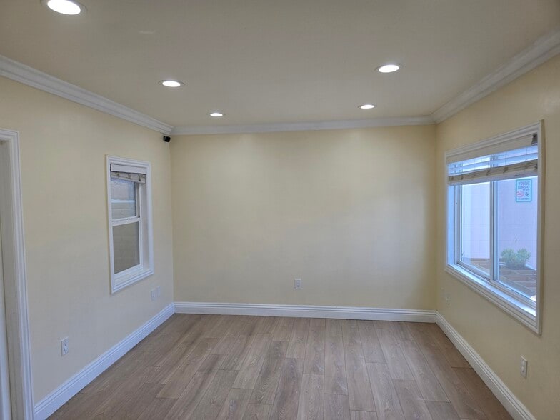 910 S Victory Blvd, Burbank, CA for lease - Building Photo - Image 2 of 14