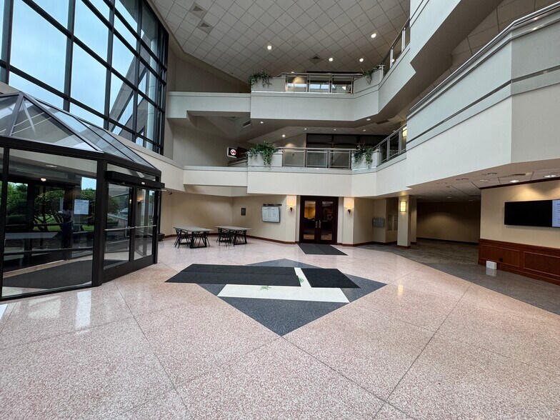 4100 Edison Lakes Pky, Mishawaka, IN à vendre - Photo du bâtiment - Image 3 de 14