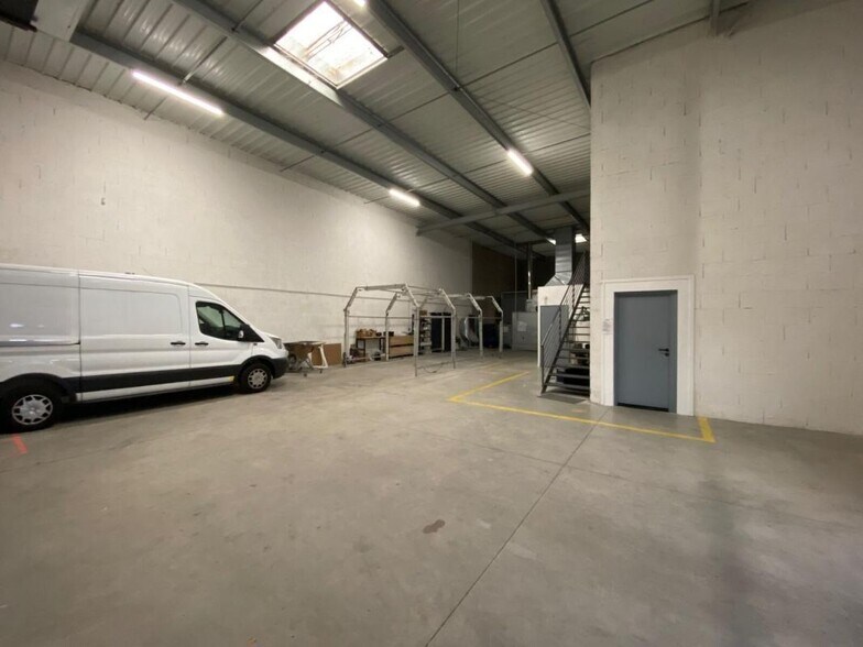 Flex dans Décines-Charpieu à louer - Photo du bâtiment - Image 2 de 3