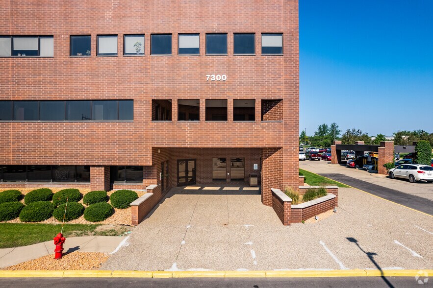 7300 147th St W, Apple Valley, MN à louer - Photo du bâtiment - Image 3 de 24