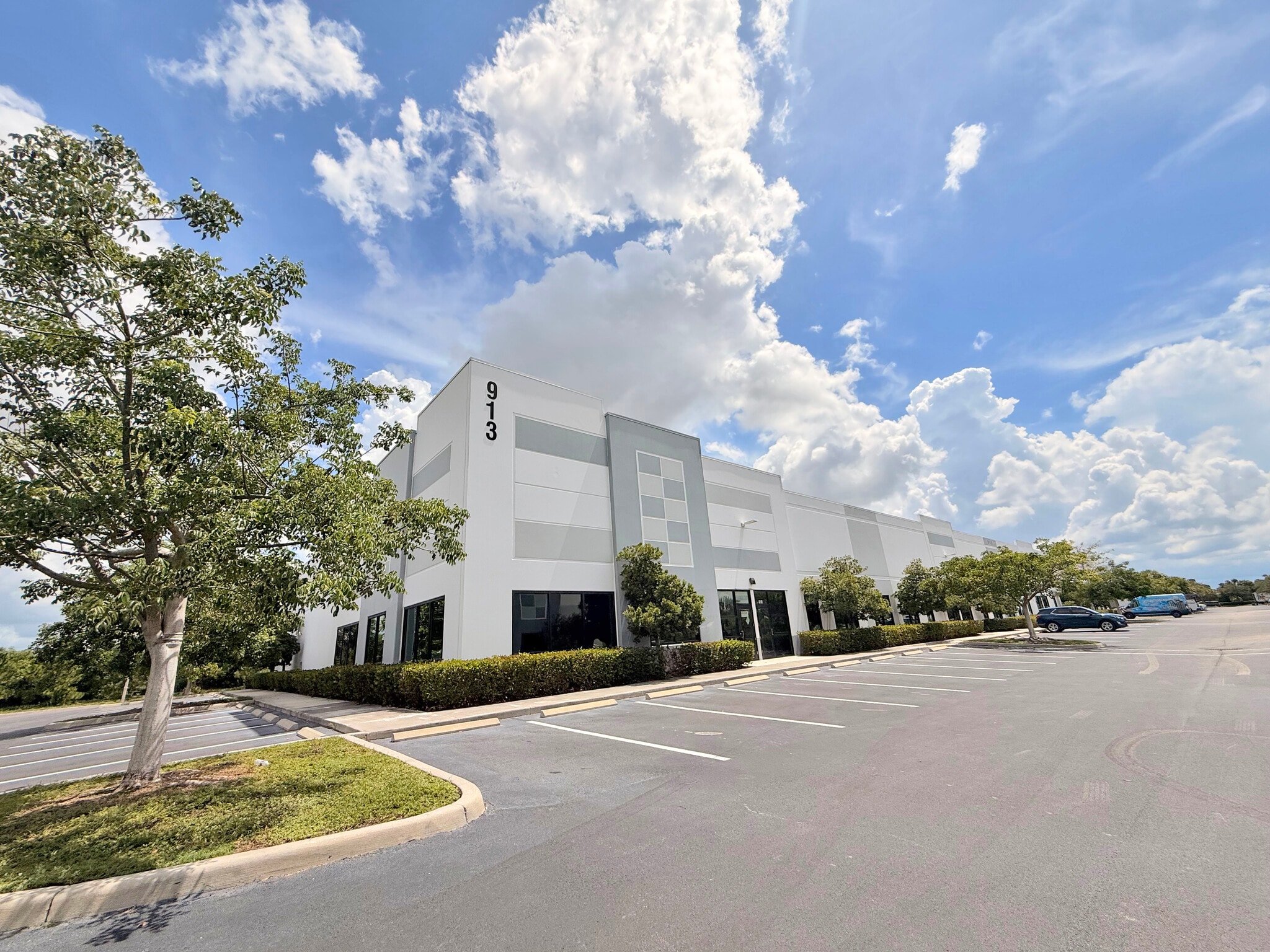 911 E Industrial Cir, Cape Coral, FL for lease Building Photo- Image 1 of 2