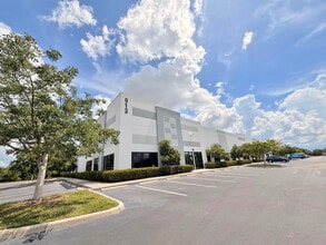 911 E Industrial Cir, Cape Coral, FL for lease Building Photo- Image 1 of 2