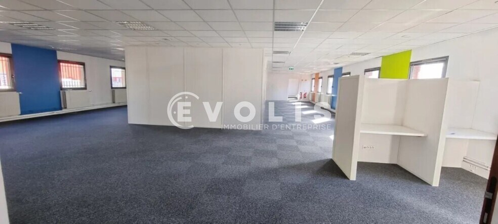 Office in Torcy for lease - Interior Photo - Image 2 of 8
