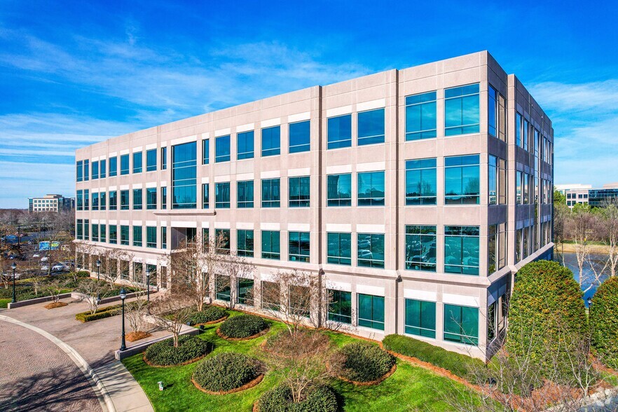 15720 Brixham Hill Ave, Charlotte, NC for lease - Building Photo - Image 3 of 12
