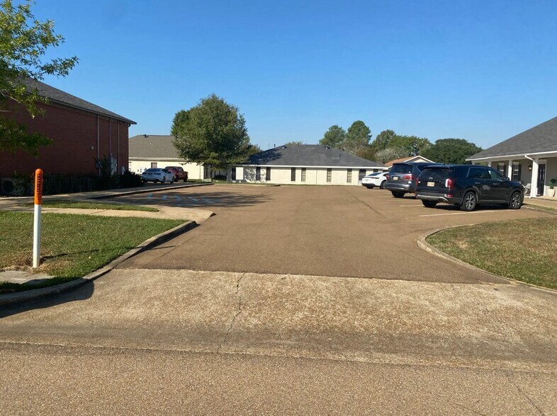 224 Commerce Dr, Brandon, MS à vendre - Photo du bâtiment - Image 2 de 12