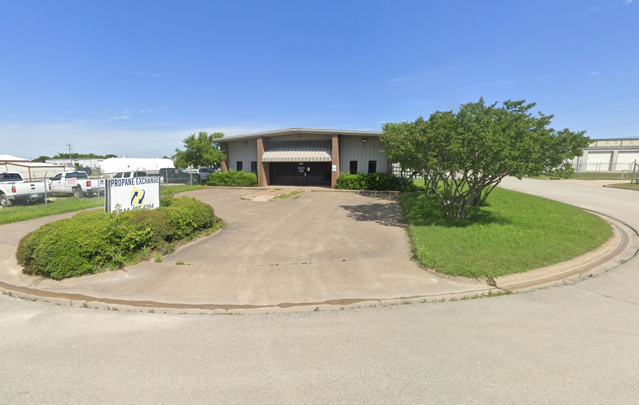 209 Kimberly Dr, Cleburne, TX for lease Primary Photo- Image 1 of 2