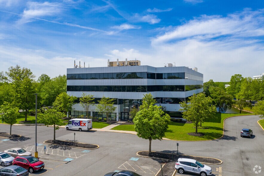 2000 Midlantic Dr, Mount Laurel, NJ à louer - Photo du bâtiment - Image 2 de 3