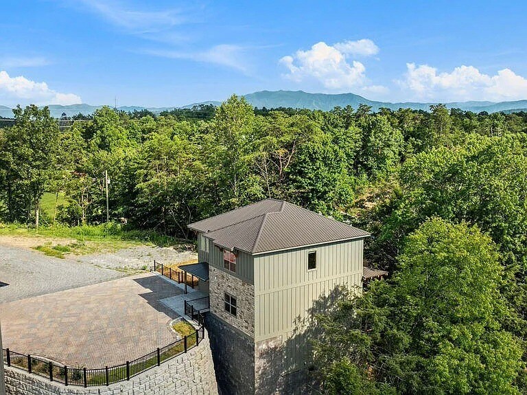 1130 Lee Cardwell Cir, Pigeon Forge, TN à vendre - Photo du bâtiment - Image 3 de 4
