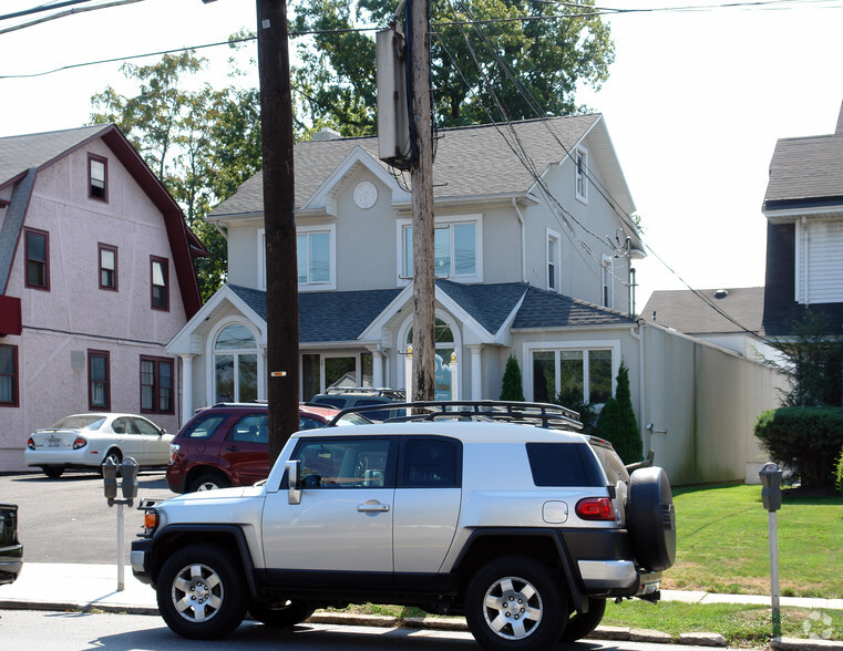 686 Forest Ave, Staten Island, NY à louer - Photo du bâtiment - Image 2 de 2