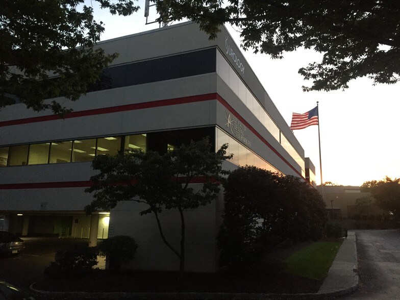 1211 Hamburg Tpke, Wayne, NJ à louer - Photo du bâtiment - Image 2 de 6