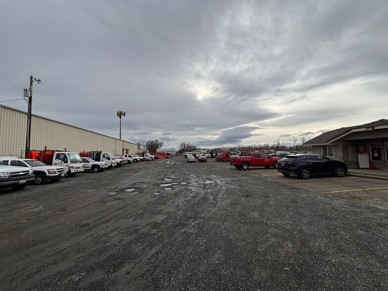 2200 Industry Ln, Yakima, WA à vendre - Photo du bâtiment - Image 2 de 11