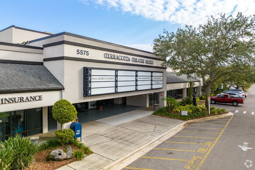 5575 S Semoran Blvd, Orlando, FL à louer - Photo du bâtiment - Image 3 de 10