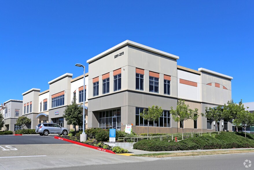 2201-2213 N Loop Rd, Alameda, CA à vendre - Photo du bâtiment - Image 3 de 25