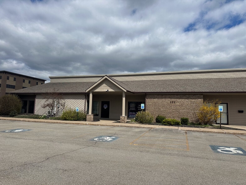 121 Erie Canal Dr, Rochester, NY à louer - Photo du bâtiment - Image 2 de 21