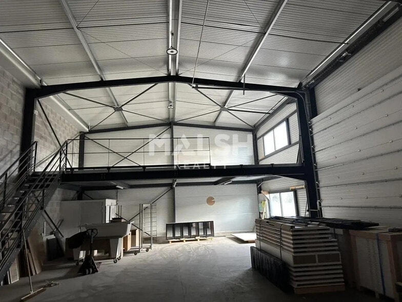 Flex in Saint-Jean-de-Bournay for lease - Interior Photo - Image 1 of 8