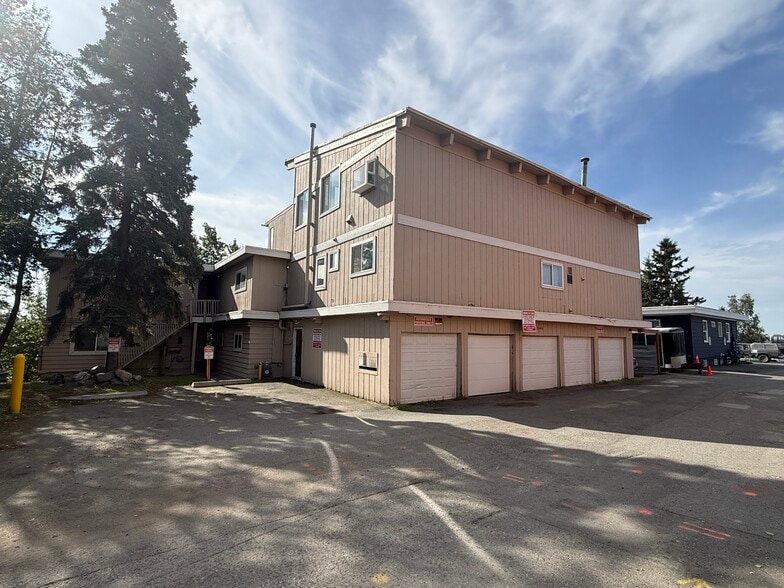 513 E 15th Ter, Anchorage, AK for sale - Building Photo - Image 2 of 41