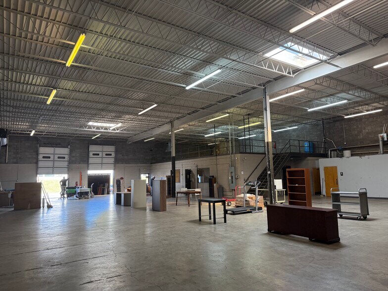 2813-2825 Mary Linda Ave NE, Roanoke, VA for lease - Interior Photo - Image 1 of 3