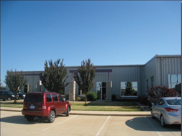 921-929 Marthas Way, Hiawatha, IA à vendre - Photo du bâtiment - Image 2 de 33