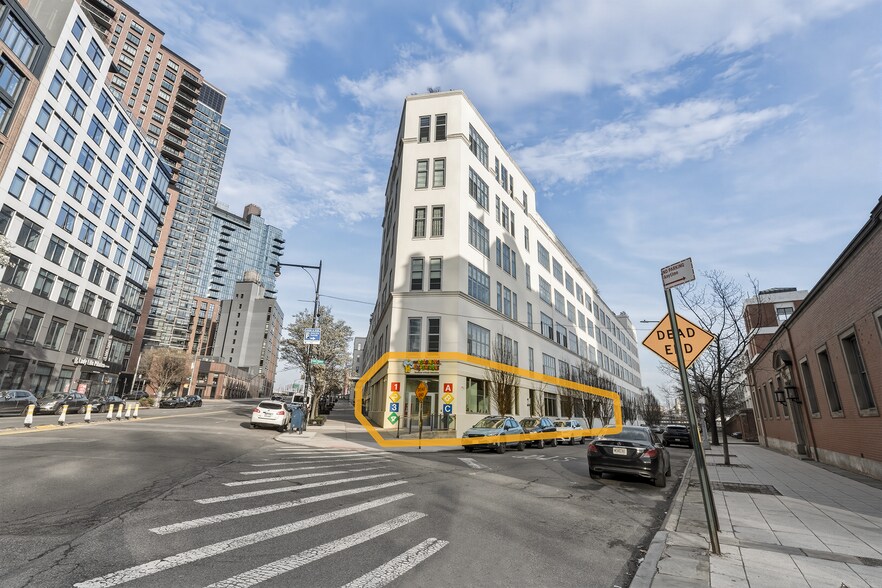 2728 Thomson Ave, Long Island City, NY à vendre - Photo du bâtiment - Image 2 de 89