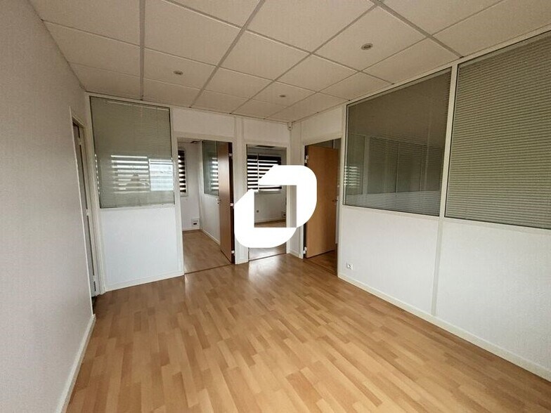 Office in Lisses for lease - Interior Photo - Image 3 of 11