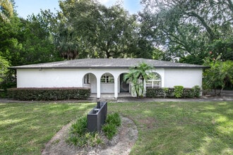 1666 N Donnelly Pl, Mount Dora, FL for lease Interior Photo- Image 2 of 23