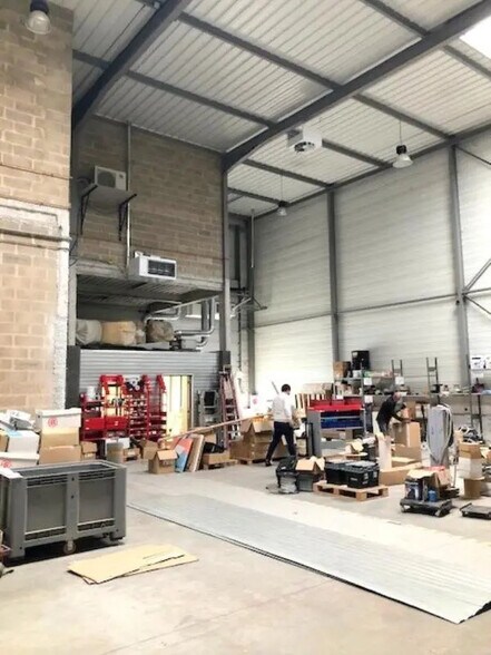 Flex dans Élancourt à louer - Photo du bâtiment - Image 2 de 11