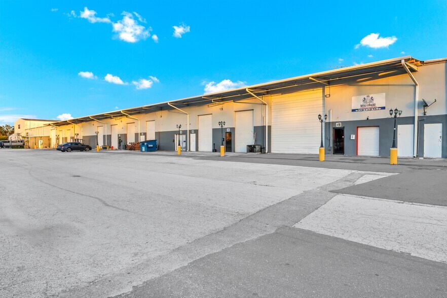 8504 E Adamo Dr, Tampa, FL à louer - Photo du bâtiment - Image 2 de 10