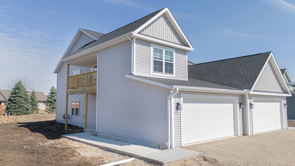 68 E Ash Ln, Milton, WI à vendre - Photo du bâtiment - Image 2 de 12