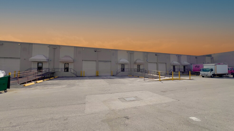 2850-2930 NW 72nd Ave, Miami, FL à louer - Photo du bâtiment - Image 2 de 4