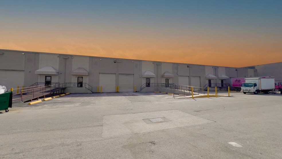 2850-2930 NW 72nd Ave, Miami, FL à louer - Photo du bâtiment - Image 2 de 4