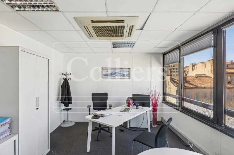 Office in Marseille for lease - Building Photo - Image 3 of 11