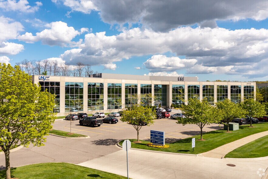 27725 Stansbury Blvd, Farmington Hills, MI à louer - Photo du bâtiment - Image 2 de 4