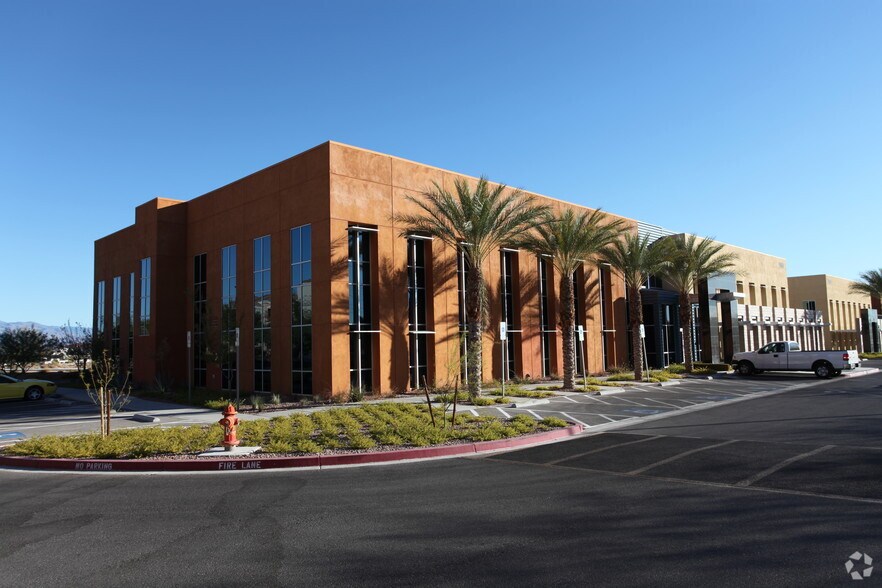 9960 W Cheyenne Ave, Las Vegas, NV à louer - Photo du bâtiment - Image 2 de 12