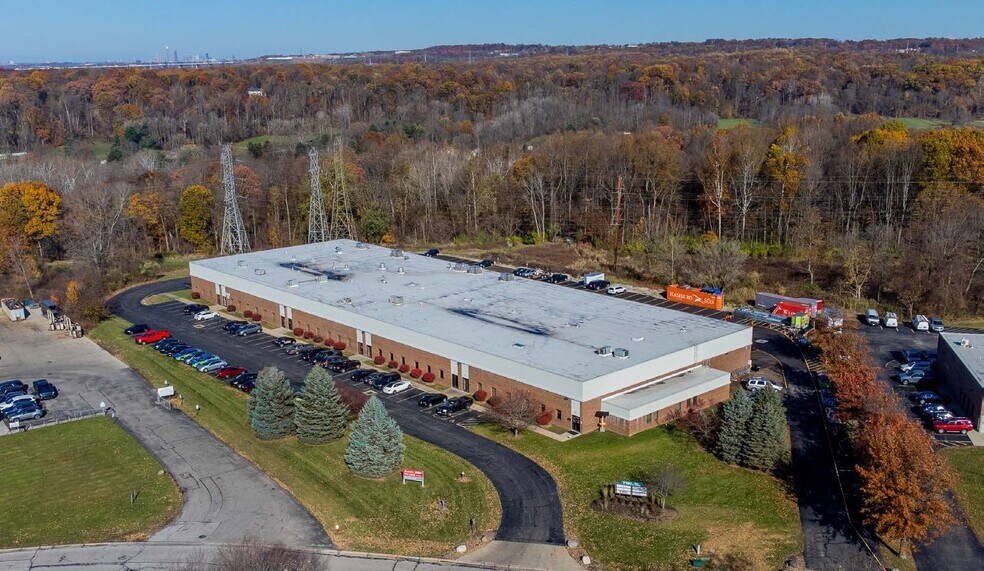 7700 Hub Pky, Valley View, OH à louer - Photo du bâtiment - Image 1 de 2
