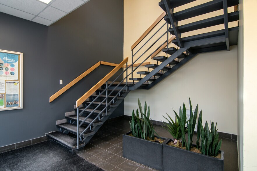 2250-2300 Av Bennett, Montréal, QC à louer - Hall d’entrée - Image 2 de 7