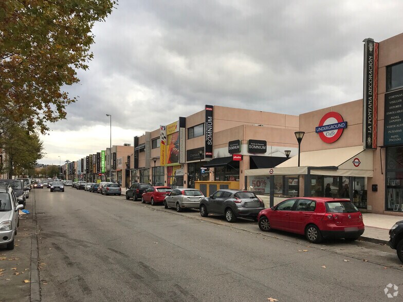 Commerce de détail dans Las Rozas de Madrid, Madrid à louer - Photo du bâtiment - Image 2 de 2