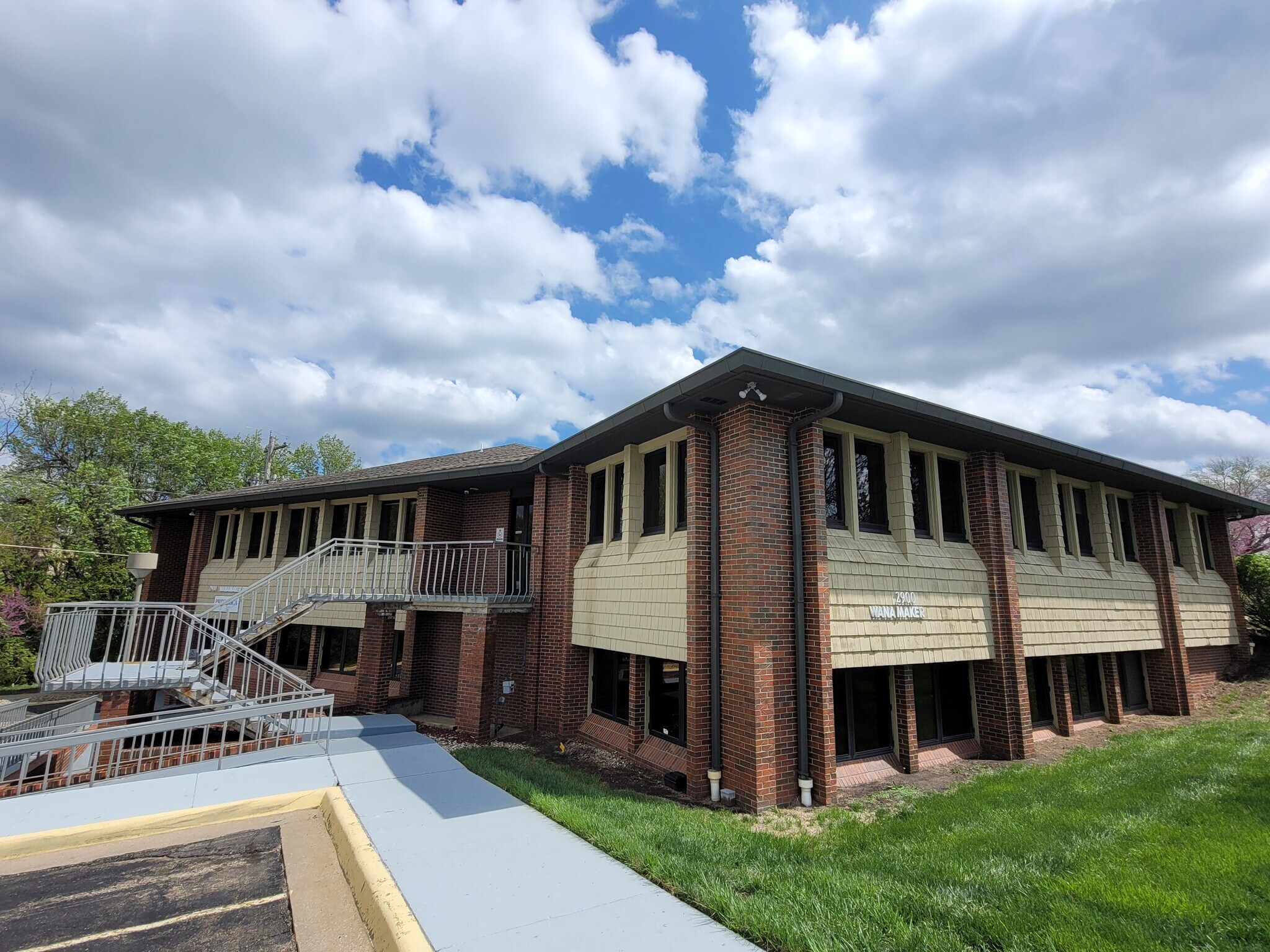 2900 SW Wanamaker Dr, Topeka, KS for lease Building Photo- Image 1 of 8