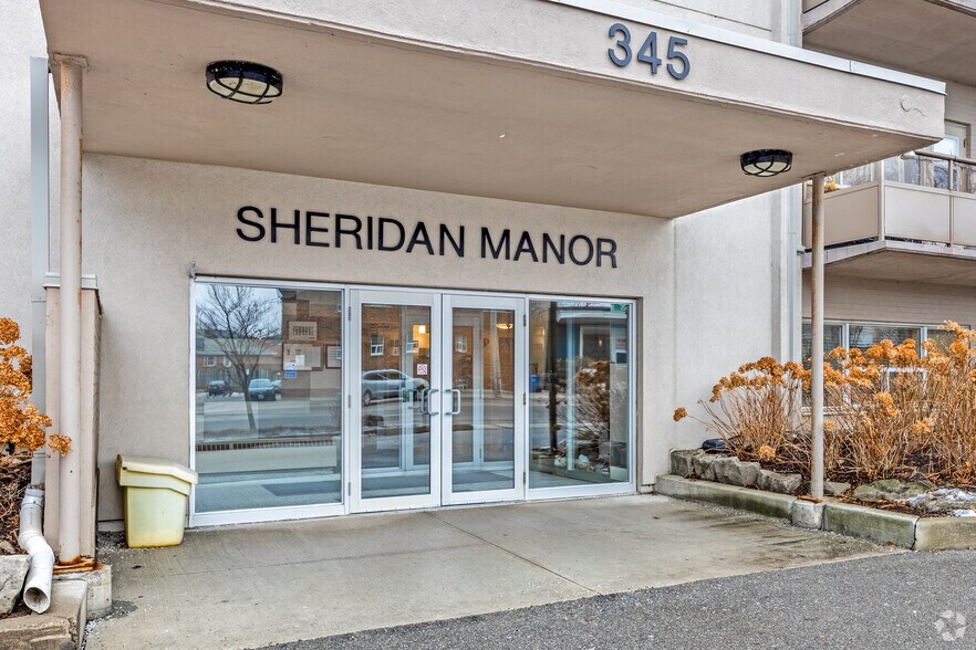 345 Lakeshore Rd W, Mississauga, ON à louer - Photo du bâtiment - Image 3 de 20