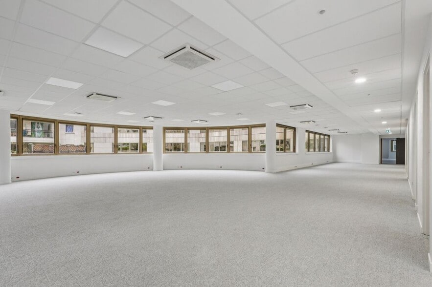 14 Place Marie - Jeanne Bassot, Levallois-Perret for lease - Building Photo - Image 3 of 9