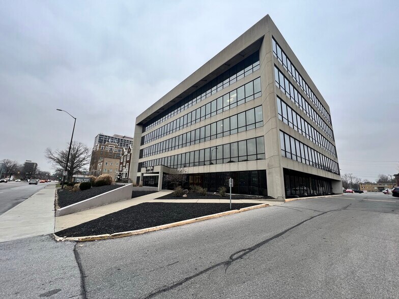 3737 N Meridian St, Indianapolis, IN à louer - Photo du bâtiment - Image 3 de 4