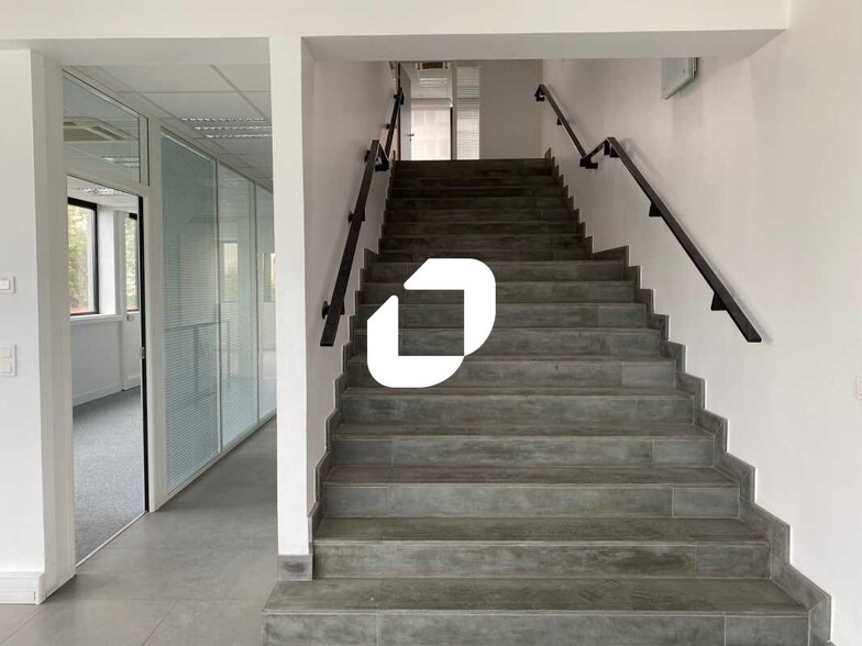 Office in Nanterre for lease - Interior Photo - Image 3 of 16