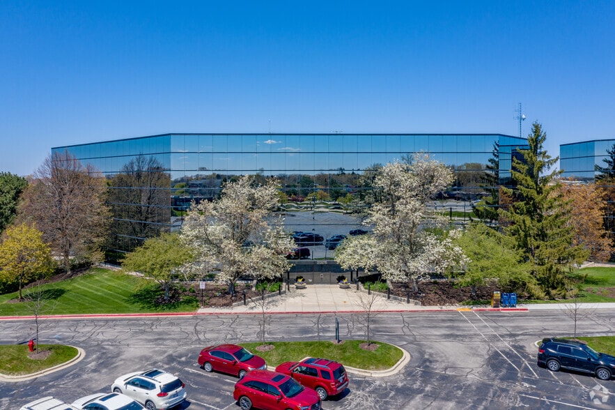 20975 Swenson Dr, Waukesha, WI for lease - Building Photo - Image 2 of 7