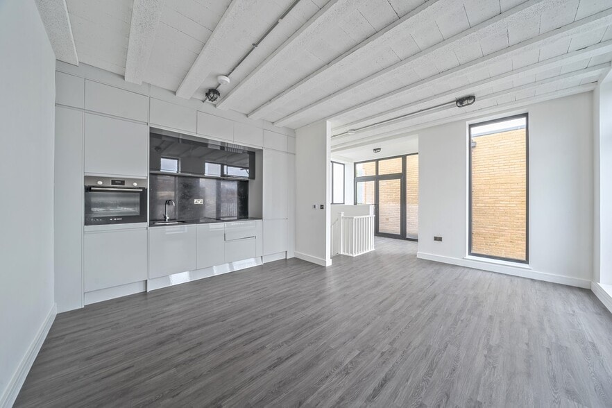 220 Trade Close, London for sale - Interior Photo - Image 3 of 4