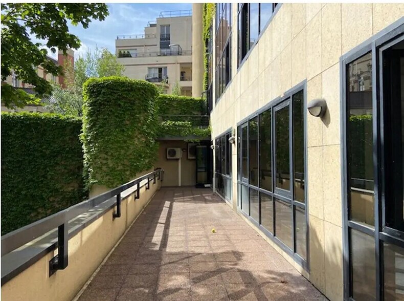 Office in Issy-Les-Moulineaux for lease - Building Photo - Image 1 of 7