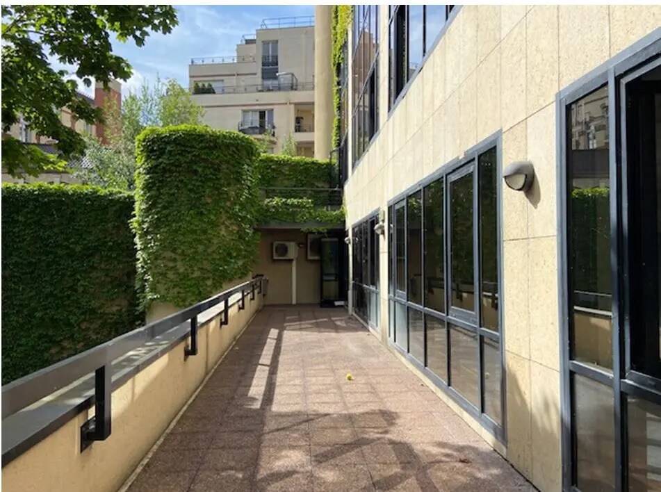 Office in Issy-Les-Moulineaux for lease Building Photo- Image 1 of 8