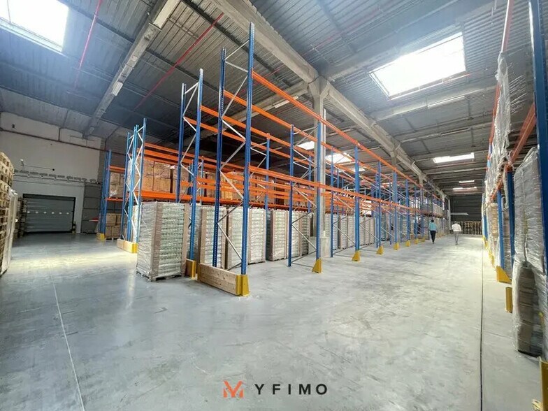 Industrial in Épône for lease - Building Photo - Image 2 of 4