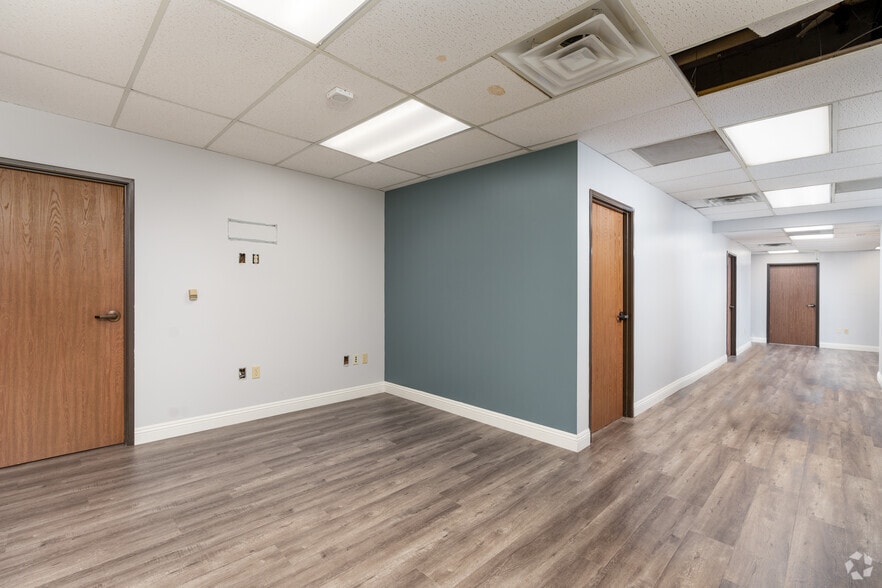 18425 Burbank Blvd, Tarzana, CA for lease - Interior Photo - Image 3 of 9