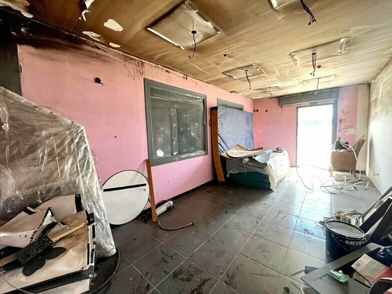 Retail in Les Arcs for lease - Interior Photo - Image 2 of 7