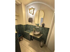 Retail in Barcelona, Barcelona for lease Interior Photo- Image 1 of 3